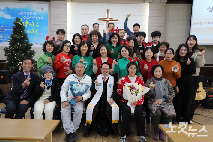 성탄감사예배 후 세례자와 교우 단체가 기념 촬영을 하고 있다. 김일현 선교국장