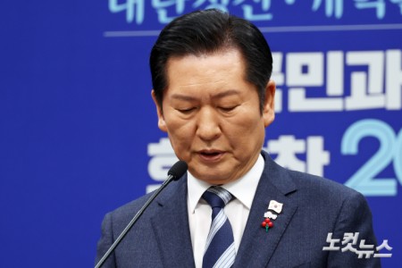 더불어민주당 정청래 대표가 26일 서울 여의도 국회에서 당대표 취임 후 첫 공식 기자회견을 열고 있다.