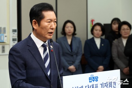 더불어민주당 정청래 대표가 26일 서울 여의도 국회에서 당대표 취임 후 첫 공식 기자회견을 열고 있다.