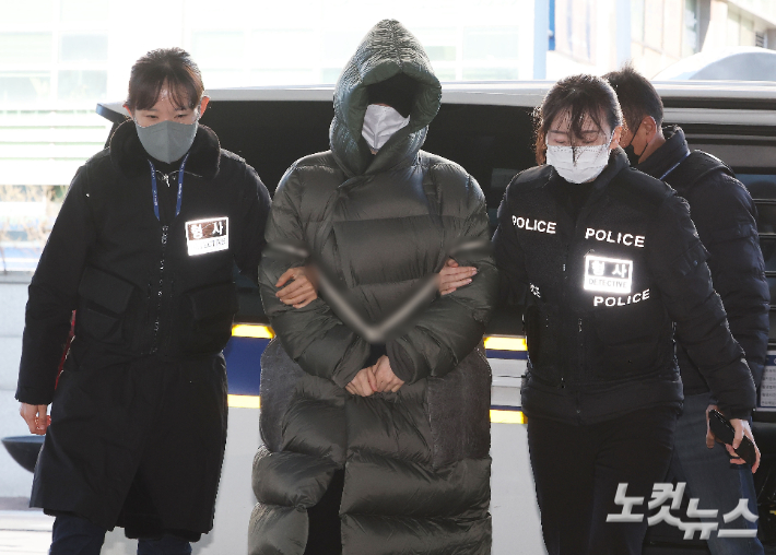 마약 혐의로 수사 선상에 오른 상태에서 해외로 도피했다 체포된 남양유업 창업주 외손녀 황하나 씨가 26일 경기도 안양시 수원지방법원 안양지원에서 열린 구속 전 피의자 심문(영장실질심사)에 출석하고 있다. 안양=류영주 기자