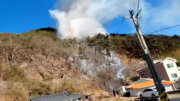 26일 오전 발생한 강릉 강동면 산불 현장. 강릉소방서 제공