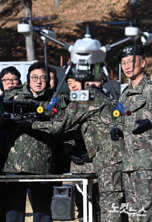 드론 조정ㅎ는 우원식 국회의장