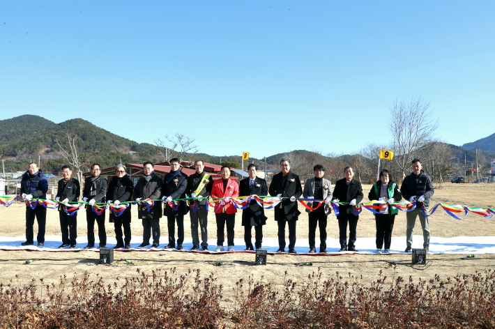 풍양 파크골프장 준공식에서 테이프컷팅을 준비하고 있다. 고흥군 제공