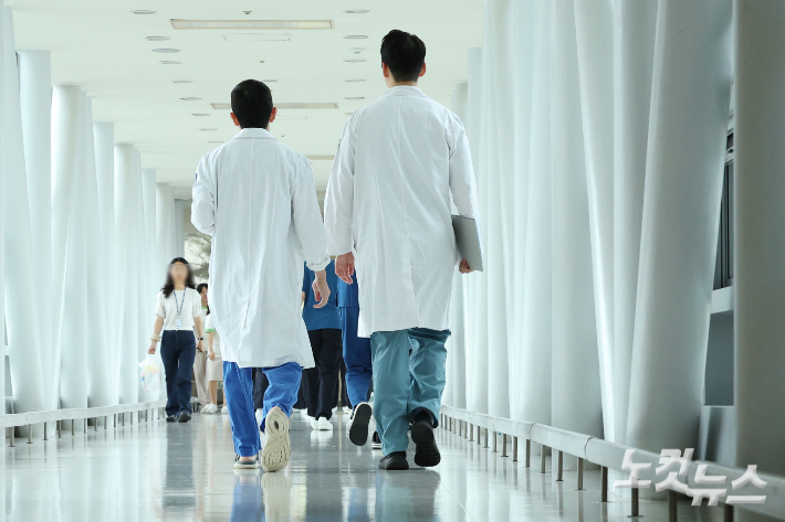 1일 서울 시내의 한 대학병원에 의료진들이 이동하고 있다. 류영주 기자