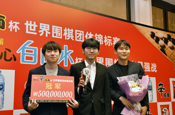 한국의 '농심신라면배' 5연패를 견인한 신진서 9단(사진 가운데). 한국기원 제공