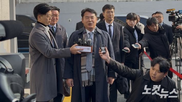 이정선 광주시교육감이 지난 11월 11일 오전 광주지방법원에서 열린 구속 전 피의자 심문에 참석하기 위해 출석하며 "억을하다"라는 입장을 밝히고 있다. 김한영 기자