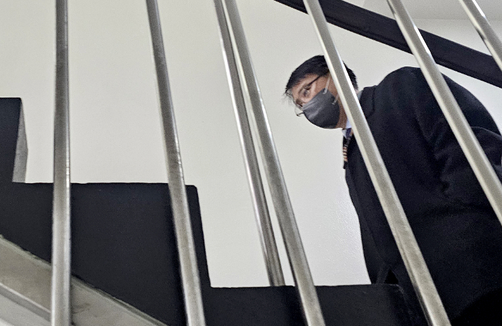 통일교가 정치권 인사들에게 접근하는 '통로' 역할을 했다는 의혹을 받는 통일교 산하단체 천주평화연합(UPF) 송광석 전 회장이 지난 24일 서울 서대문구 경찰청에 출석하는 모습. 연합뉴스 