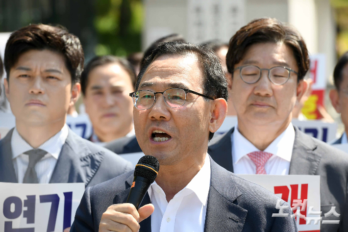 주호영 국민의힘 의원이 6월 11일 이재명 대통령의 공직선거법 위반 사건의 파기환송심을 사실상 무기한 연기한 서울고등법원 앞에서 열린 현장 의원총회에서 발언하고 있다. 박종민 기자