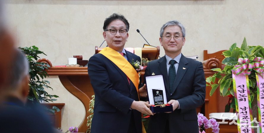 29회기 회장 박래언 장로(왼쪽)가 직전회장 송진원 장로(본촌동교회)에게 공로패를 수여하고 기념촬영을 하고 있다. 한세민 기자
