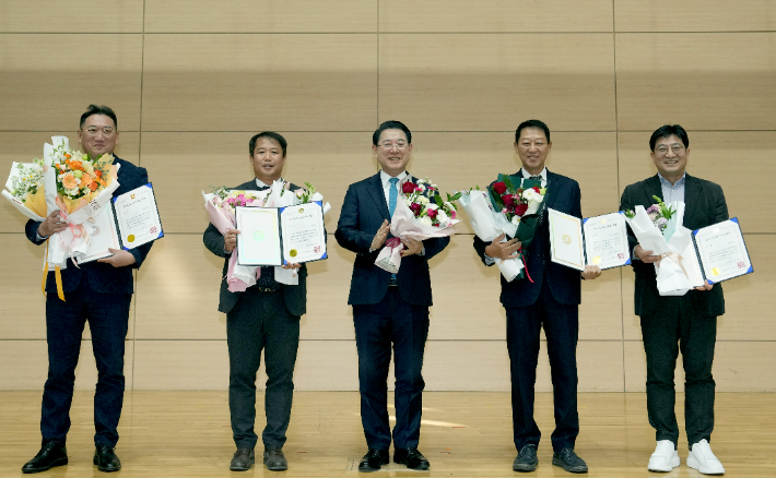 김영록 전라남도지사가 26일 도청 왕인실에서 열린 2025년 중소기업 합동 시상식에서 지역경제 활성화와 고용 창출에 기여한 기업을 시상하고 기념촬영을 하고 있다. 전라남도 제공