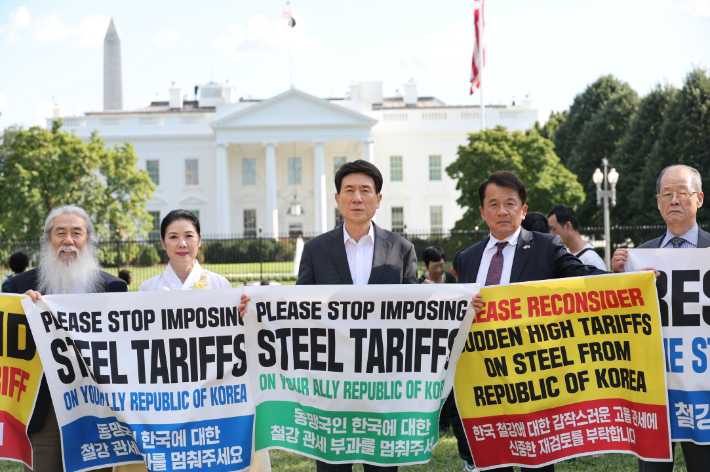 이강덕 포항시장과 버지니아한인회는 지난 9월 워싱턴 D.C. 백악관 앞에서 '철강 관세 인하 촉구' 캠페인을 실시했다. 포항시 제공