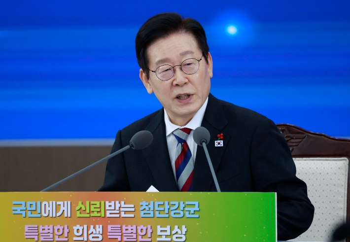 이재명 대통령이 18일 서울 용산구 국방부에서 열린 국방부·국가보훈부 업무보고에서 발언하고 있다. 이 대통령은 이날 '박진경 대령 국가유공자 등록 논란'과 관련해 "제주 4.3 유족 입장에서는 매우 분개하고 있는 것 같다. 방법을 찾아보시라"면서 사실상 취소 검토를 지시했다. 연합뉴스