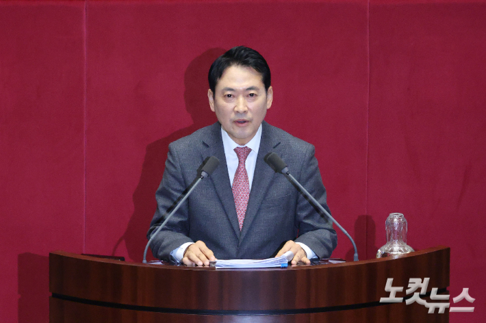 국민의힘 장동혁 대표가 22일 국회 본회의에서 더불어민주당이 발의한 '내란전담재판부 설치법'(내란·외환·반란 범죄 등의 형사절차에 관한 특례법안)에 대한 필리버스터(무제한 토론을 통한 합법적 의사진행 방해)를 진행하고 있다. 황진환 기자