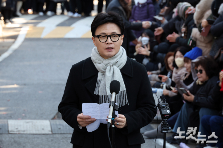 국민의힘 한동훈 전 대표가 3일 서울 여의도 국회도서관 인근 쪽문에서 12·3 비상계엄 1년을 맞아 기자회견을 하고 있다. 윤창원 기자