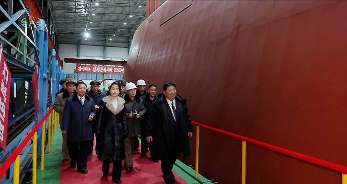 북한 김정은 국무위원장이 지난 24일 부인 리설주, 딸 주애와 함께 8700t급 '핵동력 전략유도탄 잠수함' 건조 사업을 현지지도하고 해군의 핵무장화를 계속 강력히 추진해 나가겠다는 의지를 밝혔다. 연합뉴스