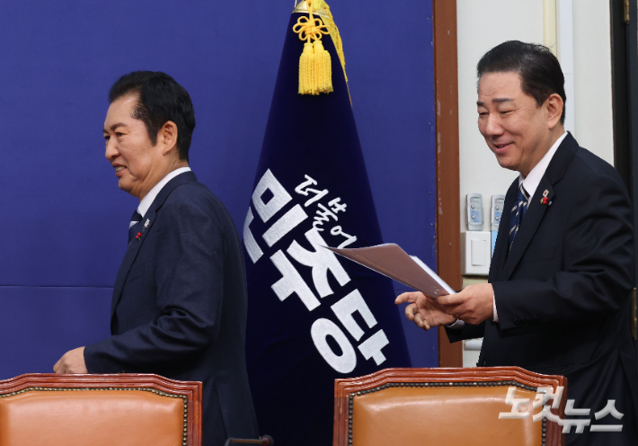 더불어민주당 정청래 대표와 김병기 원내대표가 22일 국회에서 열린 최고위원회의에 참석하고 있다. 황진환 기자