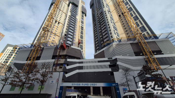 23일 오전 대구 중구 사일동 주상복합 아파트 공사 현장. 지난 4월 이곳에서 60대 하청업체 소속 노동자가 추락해 숨졌다. 곽재화 기자