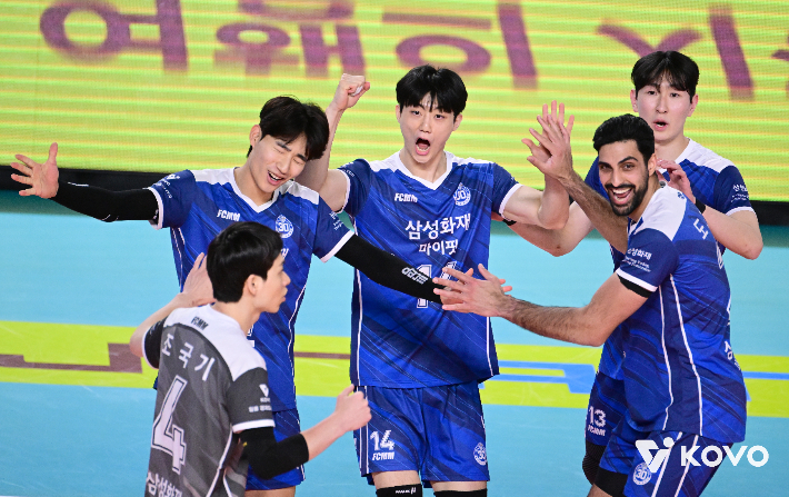 삼성화재 선수들이 26일 대전 충무체육관에서 열린 OK저축은행과 홈 경기에서 11연패를 끊은 뒤 기뻐하고 있다. 한국배구연맹 