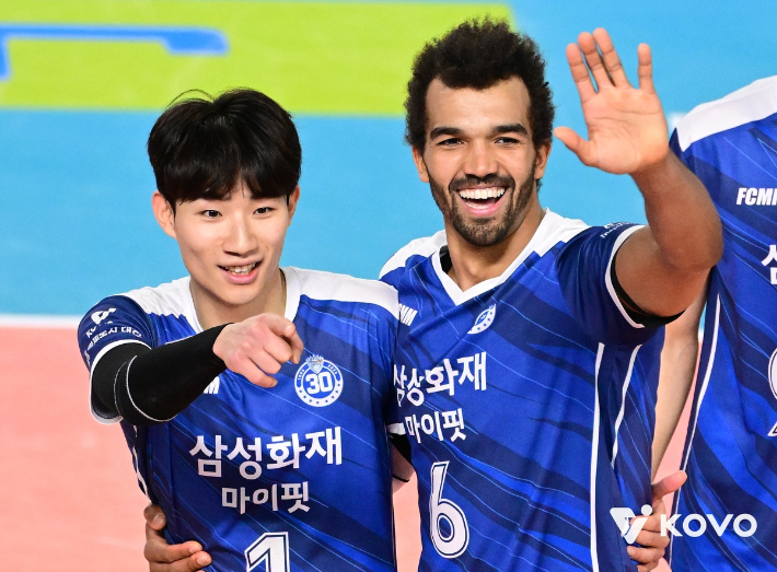 삼성화재 김우진(왼쪽)과 아히가 득점한 뒤 기뻐하고 있다. 한국배구연맹