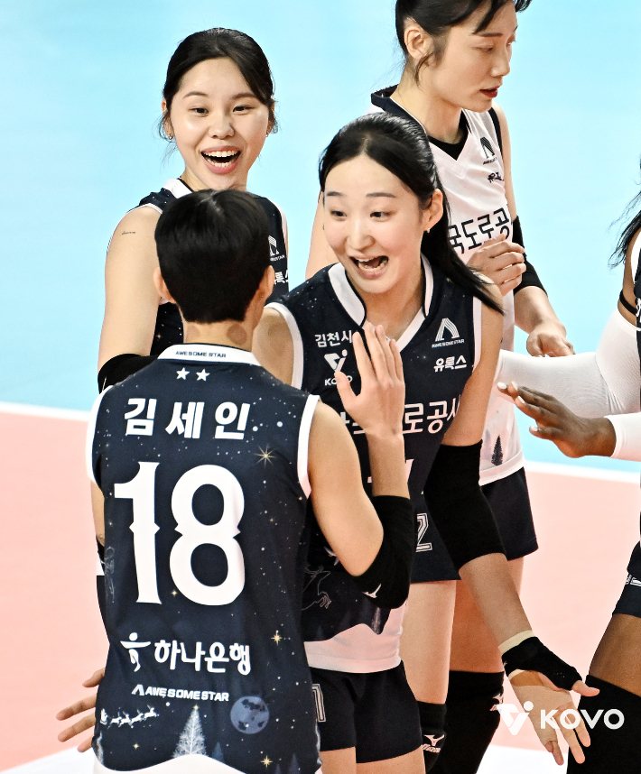 한국도로공사 김세인과 김세빈(오른쪽)이 26일 경북 김천체육관에서 열린 페퍼저축은행과 홈 경기에서 득점한 뒤 서로 격려하고 있다. 한국배구연맹