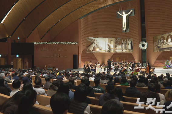 25일 경기도 화성 남양성모성지에서 진행된 신앙과직제협의회의 ;2025 이웃과 함께하는 성탄음악회'.