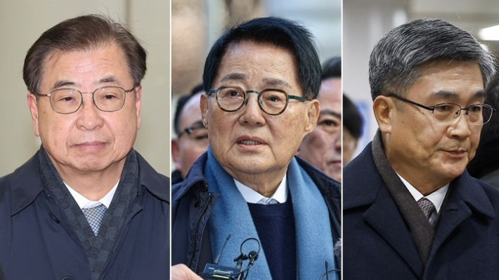 2020년 서해에서 발생한 공무원 피격 사건을 은폐하려 한 혐의로 재판에 넘겨진 서훈 전 청와대 국가안보실장(왼쪽부터), 박지원 전 국정원장, 서욱 전 국방부 장관이 26일 서울 서초구 중앙지법에서 열린 1심 선고공판에 출석하고 있다. 연합뉴스