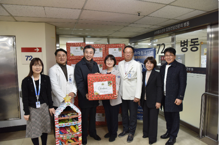 원주충정교회가 원주세브란스병원 소아청소년과 병동의 아이들을 위해 간식 꾸러미가 담긴 성탄 선물 박스 30개를 전달했다. 자료사진