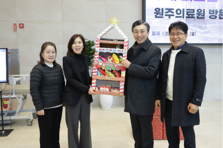 충정교회는 원주의료원을 방문해 어린이 환자들을 위해 사용해 달라며 성탄 선물 4박스를 추가로 전달했다. 자료사진