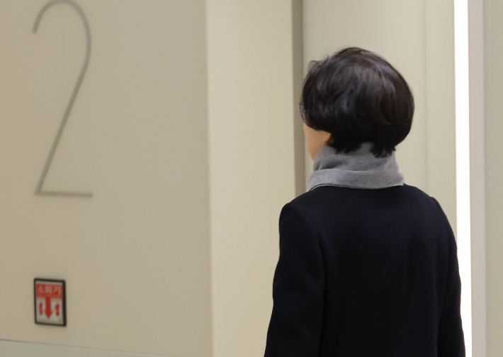 국민의힘 김기현 의원 부인 이씨가 27일 김건희 여사의 '로저비비에 클러치백 수수 의혹'을 수사하는 서울 종로구 KT 광화문빌딩 웨스트에 있는 민중기 특별검사팀에 2차 소환되고 있다. 연합뉴스