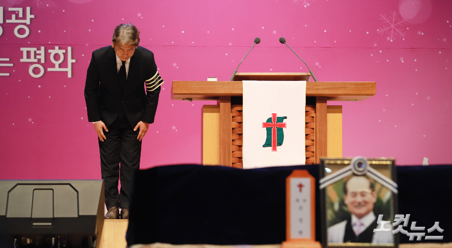 유가족을 대표해 손희선 목사(열린벧엘교회)가 인사를 하고 있다. 한세민 기자