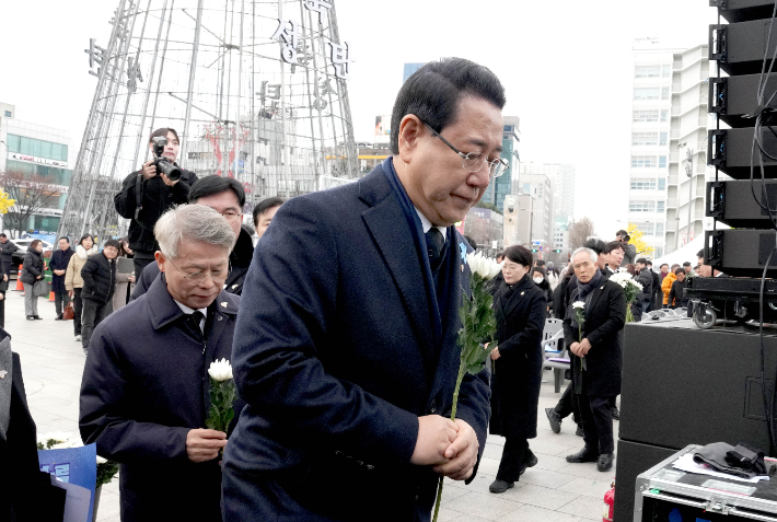 김영록 전라남도지사가 27일 광주 5·18 민주광장에서 열린 12·29 제주항공 여객기 참사 광주·전남 시도민 추모대회에서 헌화를 하고 있다. 전라남도 제공