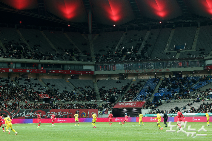 18일 서울 상암동 서울월드컵경기장에서 열린 축구 국가대표팀 친선경기 대한민국과 가나의 경기에서 관중석이 텅 빈 모습을 보이고 있다. 류영주 기자