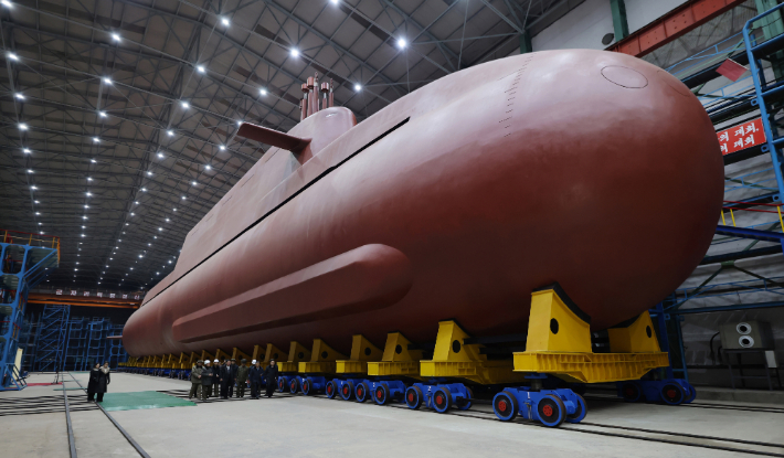 북한이 공개한 8700톤급 핵추진 잠수함 모습. 연합뉴스