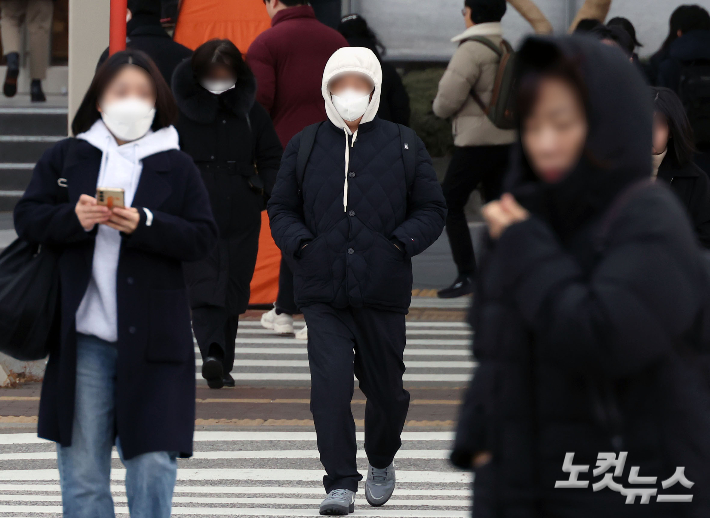 강추위에 두터운 옷으로 무장한 시민들. 황진환 기자