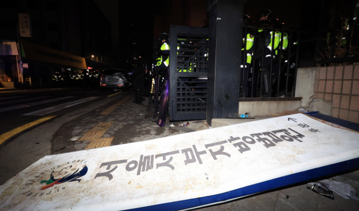 1·19 폭동 사건 당시 훼손된 서부지법 모습. 연합뉴스