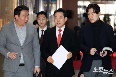 기자간담회 장소로 이동하는 장동혁 대표