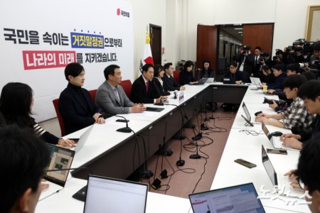 국민의힘 장동혁 대표가 28일 서울 여의도 국회에서 기자간담회를 갖고 있다.