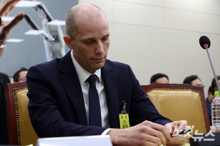 지난 17일 서울 여의도 국회 과학기술정보방송통신위원회에서 열린 쿠팡 침해사고 관련 청문회에서 해롤드 로저스 쿠팡 대표이사가 굳은 표정을 짓고 있다. 윤창원 기자