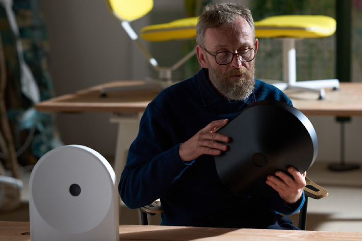 프랑스 출신 가구 디자이너 에르완 부홀렉이 뮤직 스튜디오 7을 소개하고 있다. 삼성전자 제공