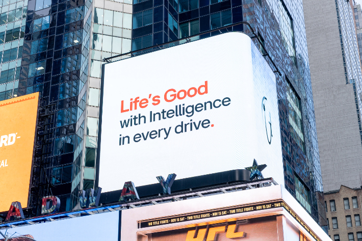 LG전자가 미국 뉴욕 타임스스퀘어 전광판에 전장 사업 경쟁력을 알리는 캠페인 영상을 공개했다. LG전자 제공