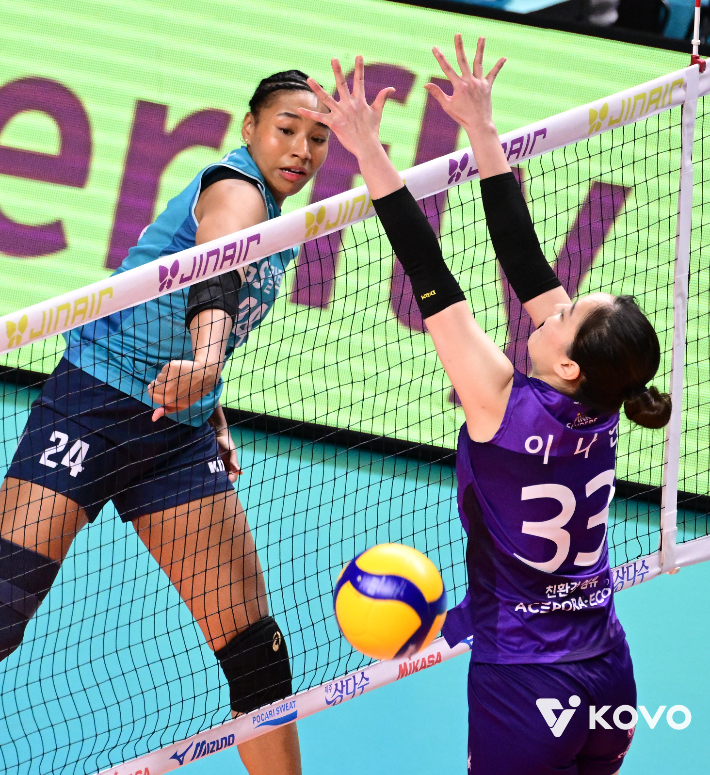 GS칼텍스 레이나가 27일 흥국생명을 상대로 강타를 터뜨리는 모습. 한국배구연맹