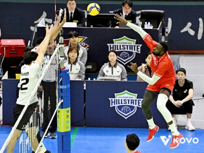 한국전력 외국인 주포 베논(오른쪽)이 27일 수원체육관에서 열린 프로배구 남자부 현대캐피탈과 홈 경기에서 공격을 시도하는 모습. 한국배구연맹 