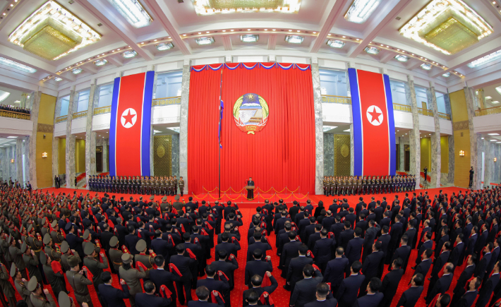 김정은 국무위원장이 지난 27일 만수대의사당에서 북한 헌법절기념 국기게양 및 선서의식에 참석했다. 연합뉴스