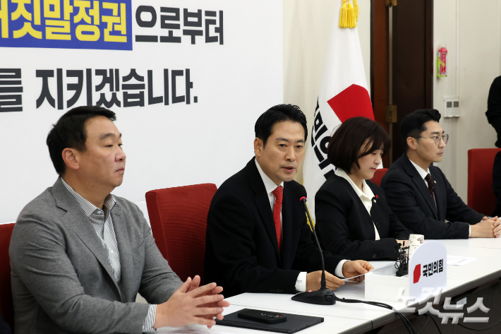 국민의힘 장동혁 대표가 28일 서울 여의도 국회에서 기자간담회를 갖고 있다. 윤창원 기자