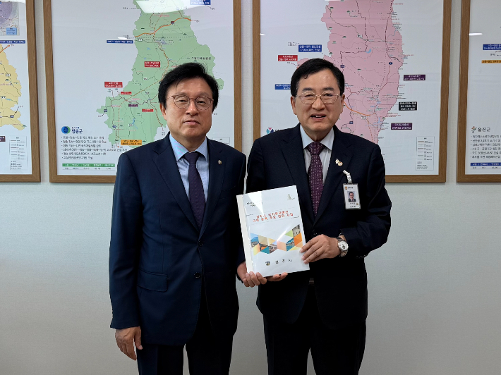 주낙영 경주시장이 국회를 방문해 박형수 국회 예산결산특별위원회 간사에게 2026년도 국비 반영을 위한 경주시 주요 현안사업 건의서를 전달하고 있다. 경주시 제공