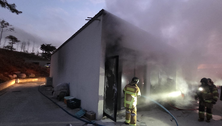 소방관들이 캠핑장 관리사무소 화재를 진화하고 있다. 경북소방본부 제공