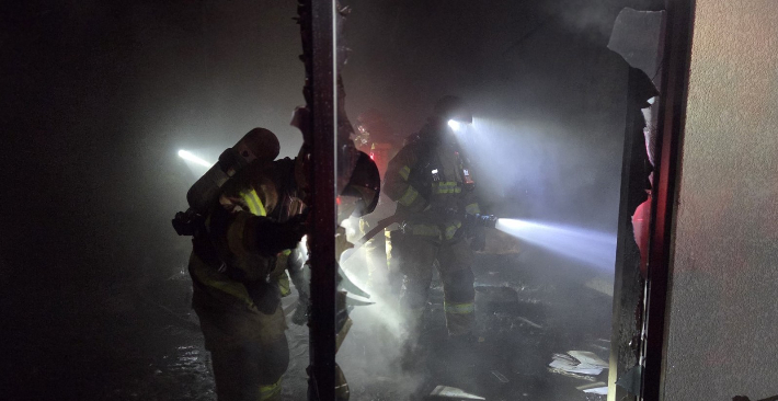 소방관들이 캠핑장 관리사무소 화재를 진화하고 있다. 경북소방본부 제공