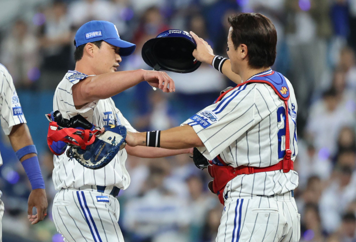 오승환(왼쪽)의 은퇴 경기에서 선배와 포옹하는 강민호. 삼성 라이온즈 