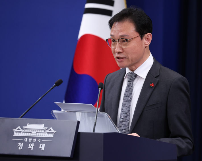 이규연 홍보소통수석이 28일 청와대 춘추관에서 장·차관급 인선 브리핑을 하고 있다. 연합뉴스