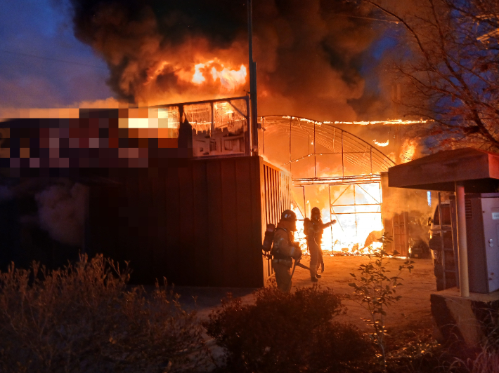 28일 오후 5시 37분쯤 전북 순창군 순창읍 남계리의 한 싱크대 공장에서 불이 났다. 전북소방본부 제공